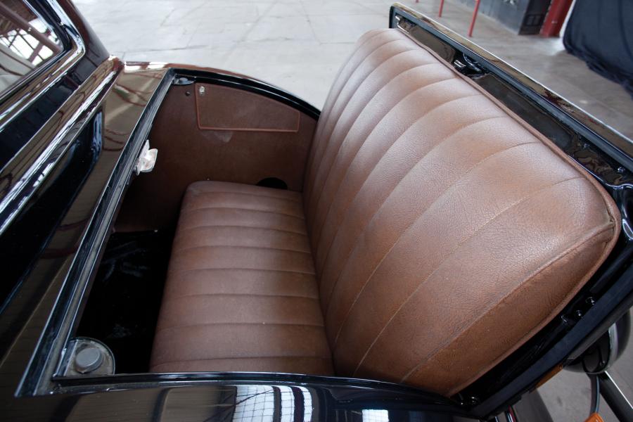 Ford V8 DeLuxe 3-Window Coupe 1933 года  (фото 5 из 25)